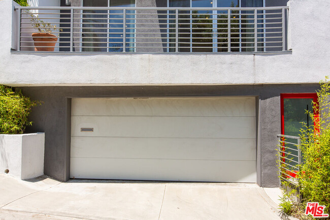 Building Photo - 3907 De Longpre Ave