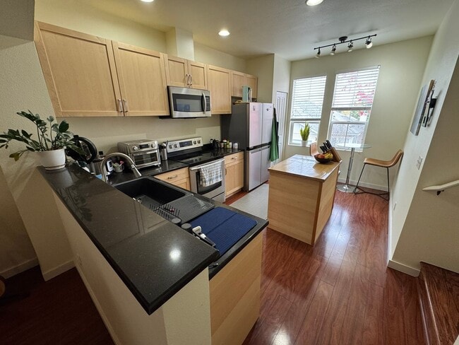 Building Photo - 2Bd/2.5Ba Bellevue Townhouse