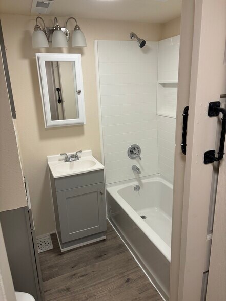 Building Photo - 10105 N Wesley Rd