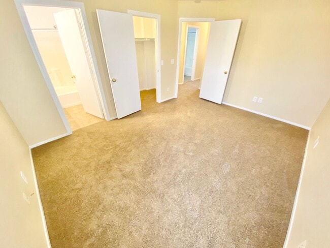 Building Photo - STUNNING 3 BEDROOM 2.5 BATH HOME LOCATED I...