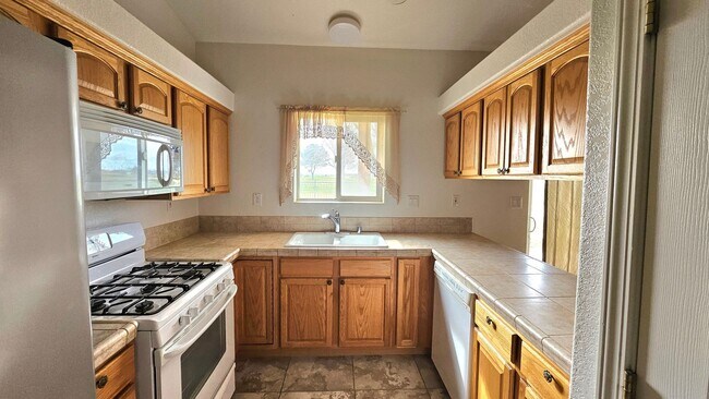 Building Photo - PRICE REDUCED! SPECIAL OFFER! Parkway Village Beauty - 3 Bed + 3 Bth!