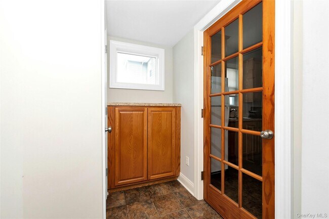Building Photo - 747 Pelhamdale Ave