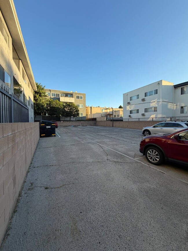 Building Photo - 14328 Addison St