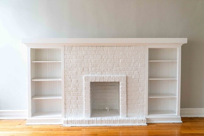 Building Photo - Uptown / Ravenswood - Studio - w/ Decorative Fireplace