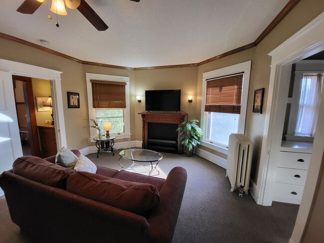 Building Photo - AVAILABLE June - Beautiful 1 Bed 1 Bath - ELECTRIC INCLUDED!