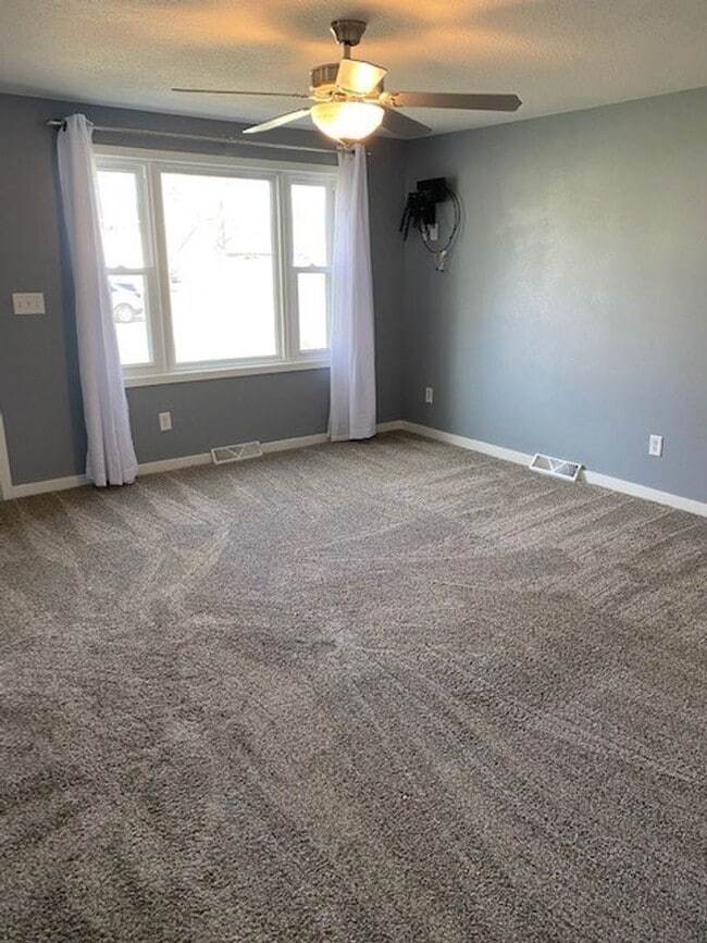 Building Photo - 3 Bedrooms, 1 Bathroom Single Family Home in Brainerd, MN w/garage