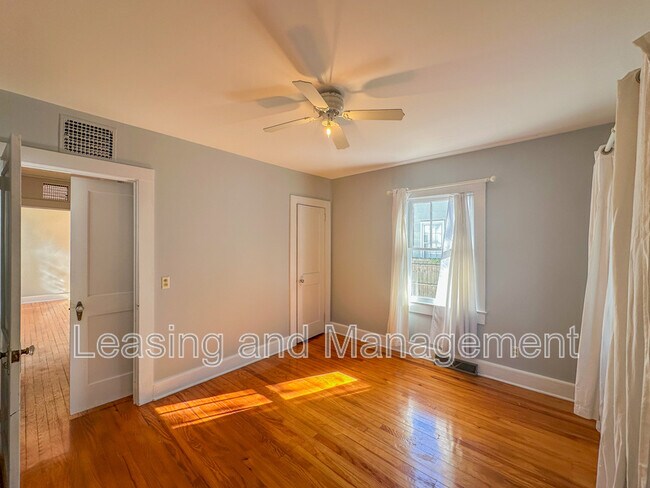 Building Photo - 422 Riverland Dr