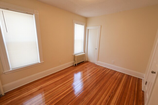 Building Photo - 32 Robinson St