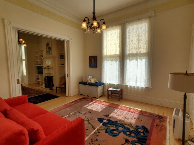 Building Photo - Noe Valley Beautifully Updated Top Floor Two Bedroom w. Chef's Kitchen and Laundry