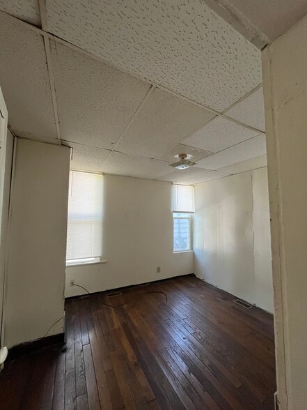 Building Photo - 520 Romig St