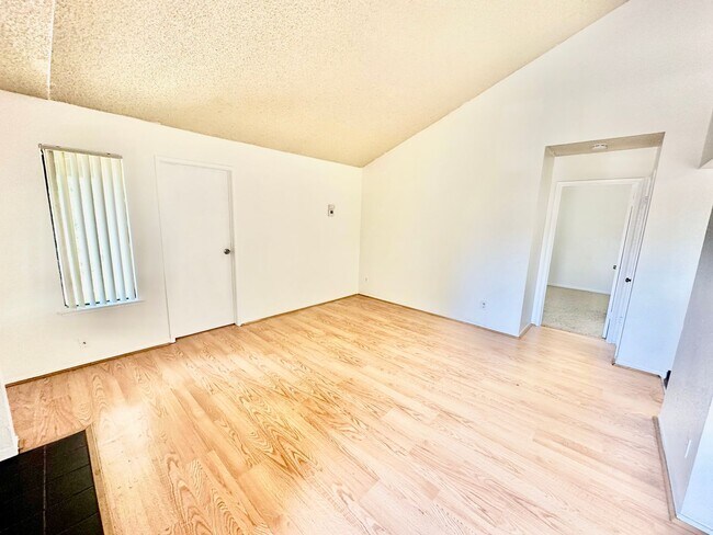 Building Photo - 1190 S Winery Ave