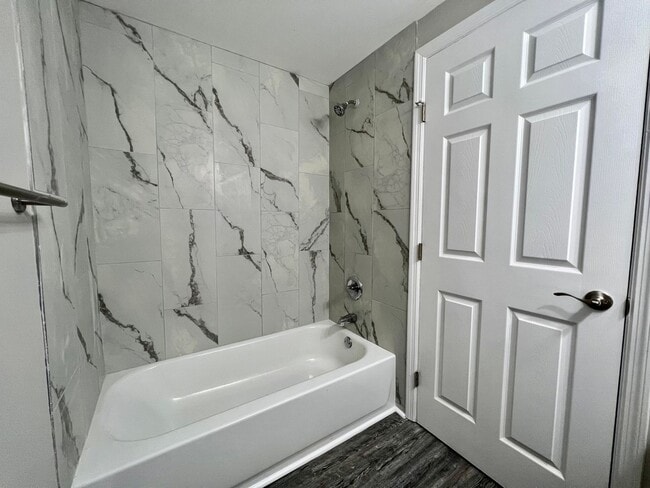 Building Photo - University Spacious 1st floor Condo