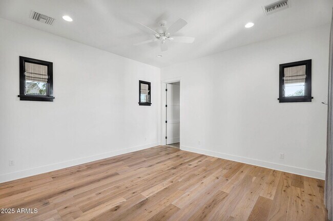 Building Photo - 4901 E Amelia Ave