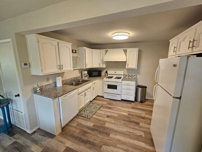 Building Photo - NIce remodeled 2 bedroom home close to dow...