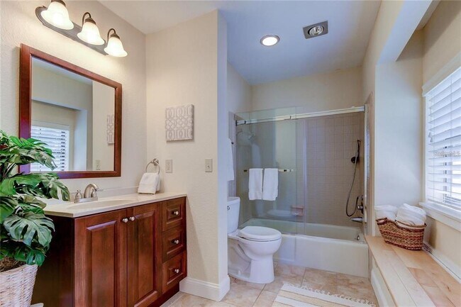 Building Photo - 5828 Oakhurst Dr