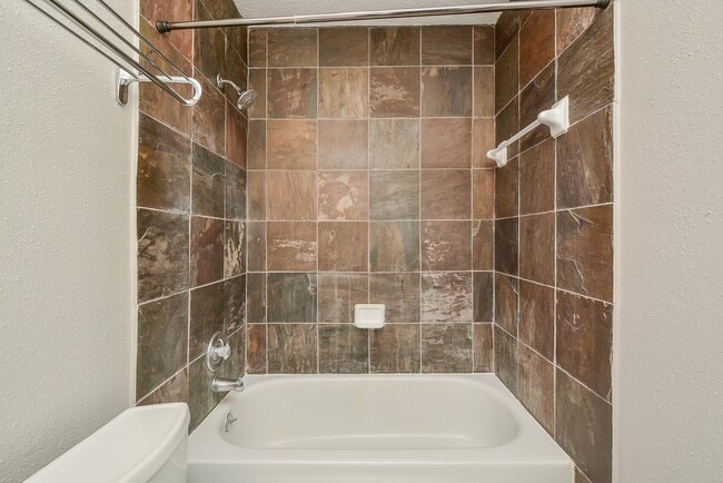 Building Photo - 13859 Hollowgreen Dr