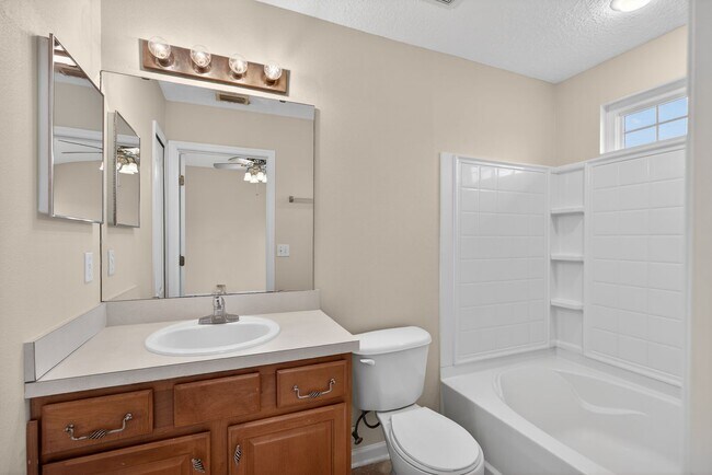 Building Photo - Beautiful Townhome in Biscayne Bay!