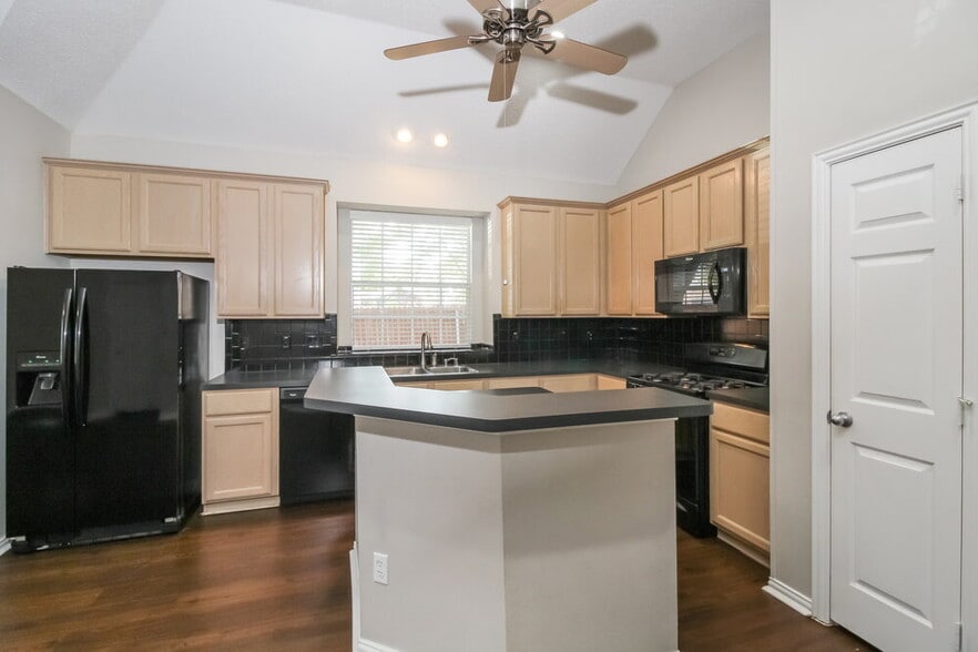 Building Photo - 828 Pinnacle Cir