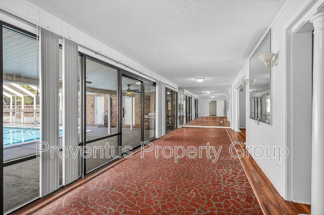 Building Photo - 8 Manor Dr