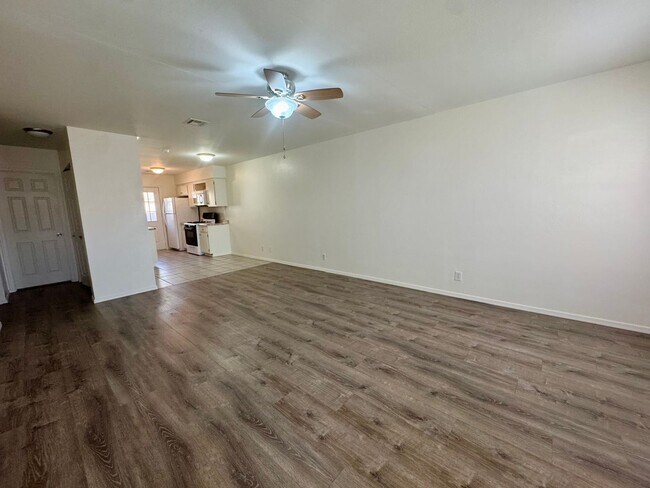 Building Photo - 2 Bedroom, 1 Bath Apartment in Bullhead Ci...