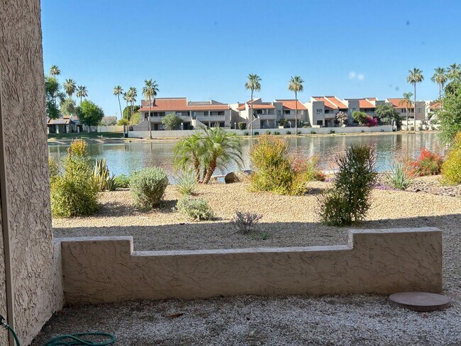 Building Photo - On the Lake, 2 Bed, 2 Bath, Great Views!