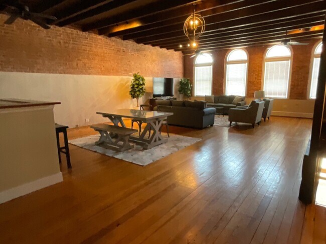 Building Photo - 305 Virginia Ave