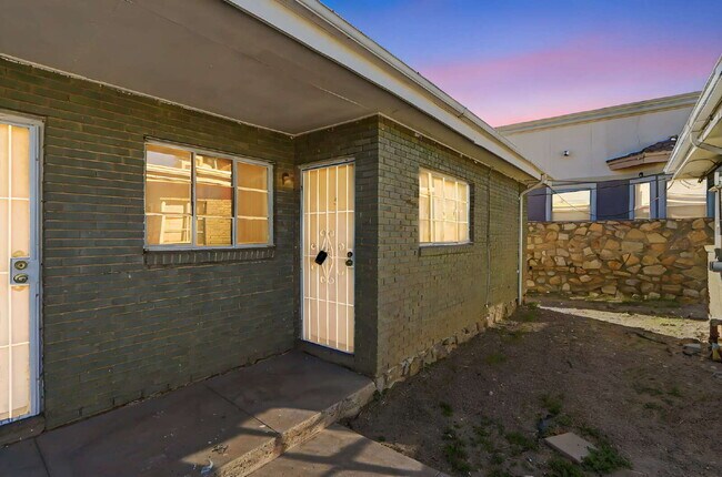 Building Photo - 79904$600 rent. Water and trash included in this 1 bedroom 1 bath apartment.
