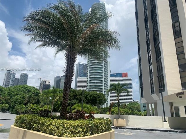 Building Photo - 1901 Brickell Ave