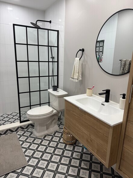 En Suite Bathroom - 7953 SW 104th St