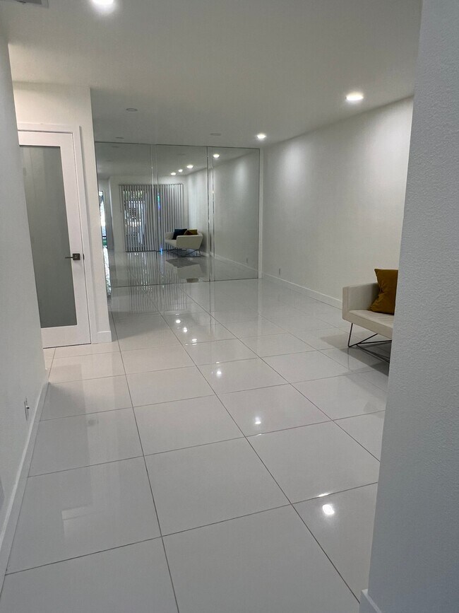 Building Photo - 420 N Villa Ct