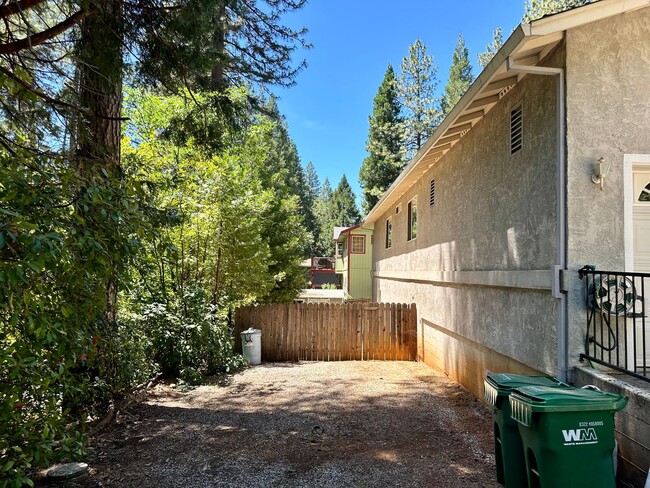 Building Photo - Adorable 3 Bedroom 2 Bathroom Home Just Minutes to Downtown Grass Valley
