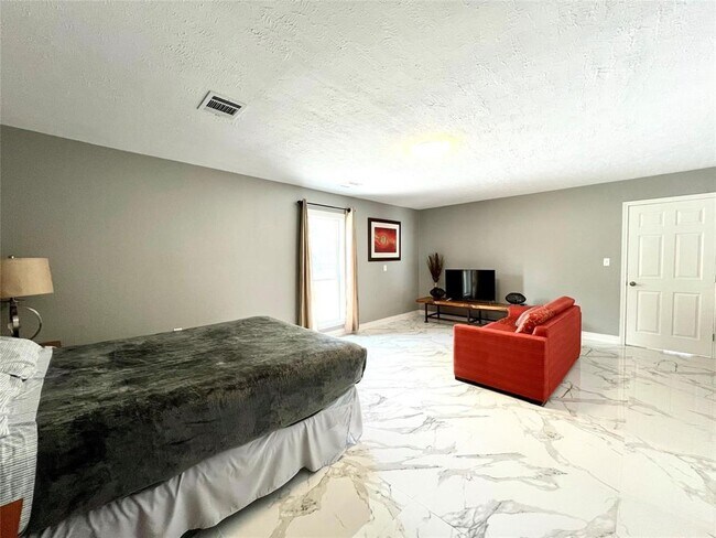 Building Photo - 12230 Fairpoint Dr