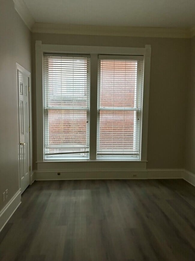 Building Photo - 200 E 9th St