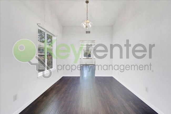 Building Photo - 2624 Walnut Ave