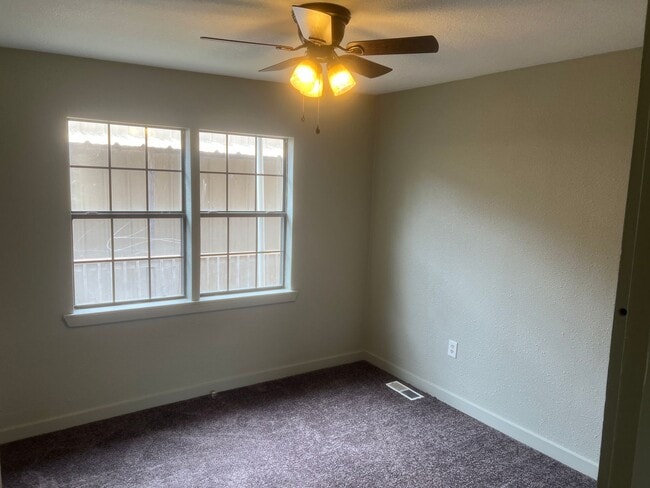 Building Photo - 2 Bed 1 Bath Cottage Electric included