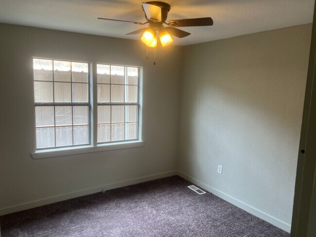 Building Photo - 2 Bed 1 Bath Cottage