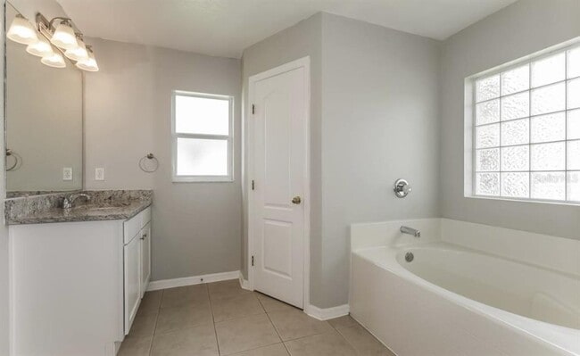 Building Photo - 1649 Hallcrest Dr