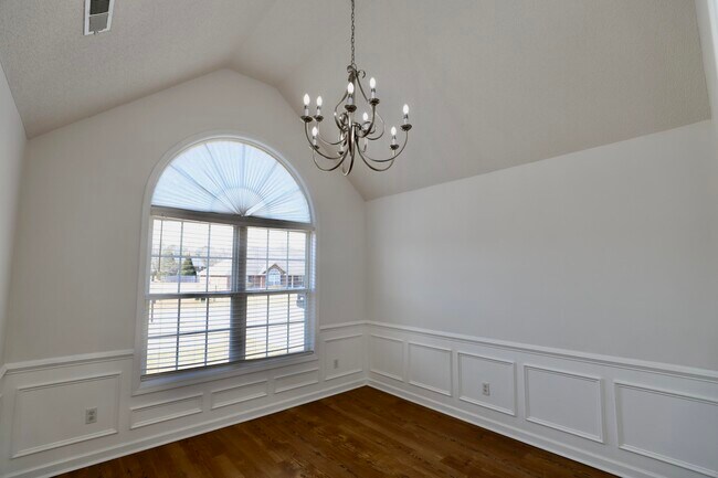 Building Photo - 3065 Temple Rd