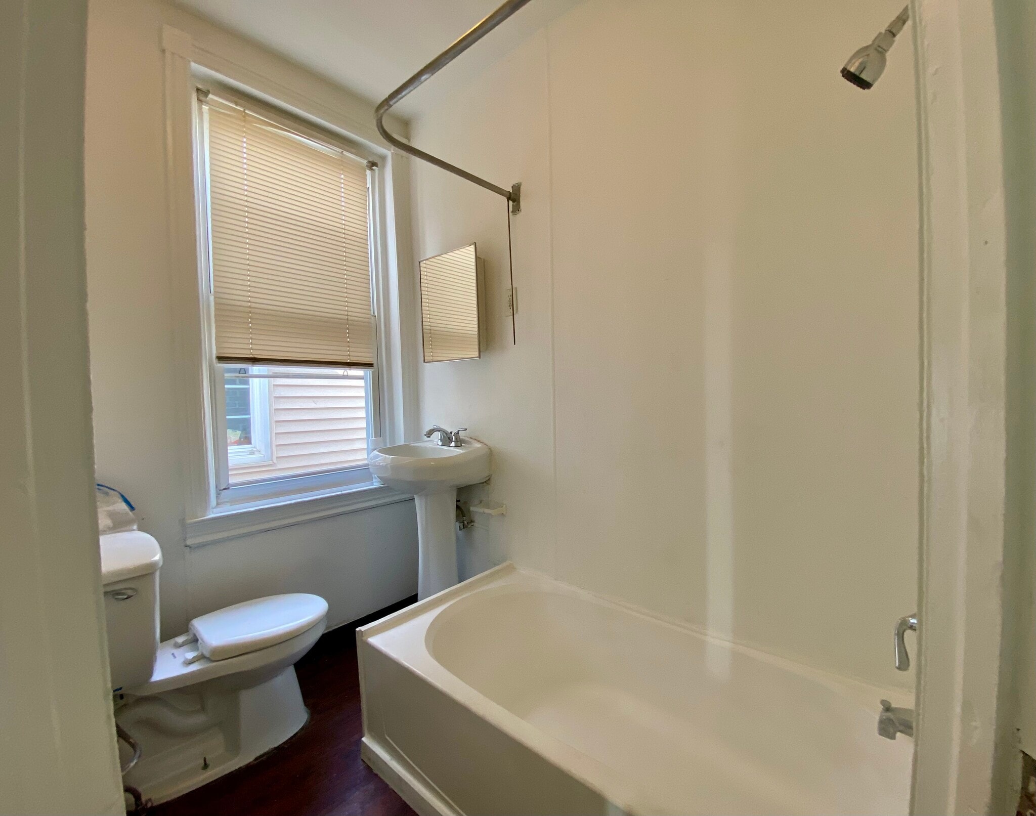 tub bath - 2826 Cedar St