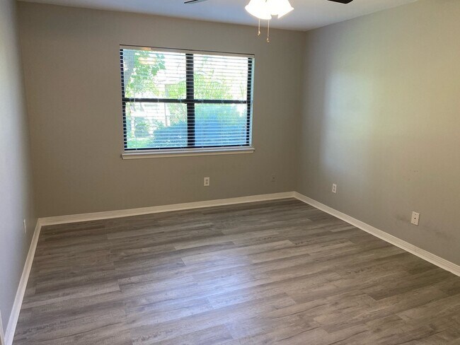 Building Photo - 200 Autumn Dr