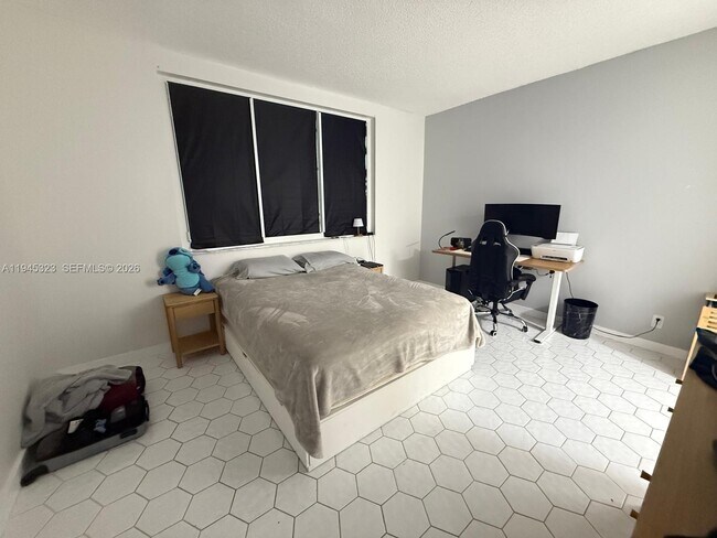 Building Photo - 4200 Hillcrest Dr