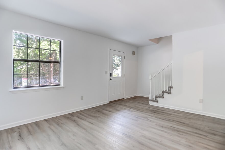 Building Photo - 1618 Poinsettia Rd