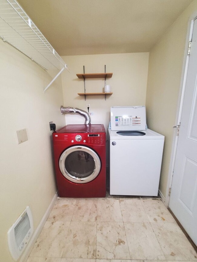 Building Photo - 1129 1/2 West 16th St., Port Angeles, WA 98362