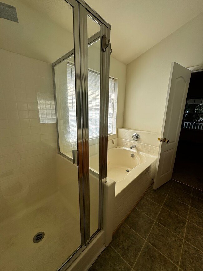 Building Photo - BEAUTIFUL OPEN FLOOR PLAN