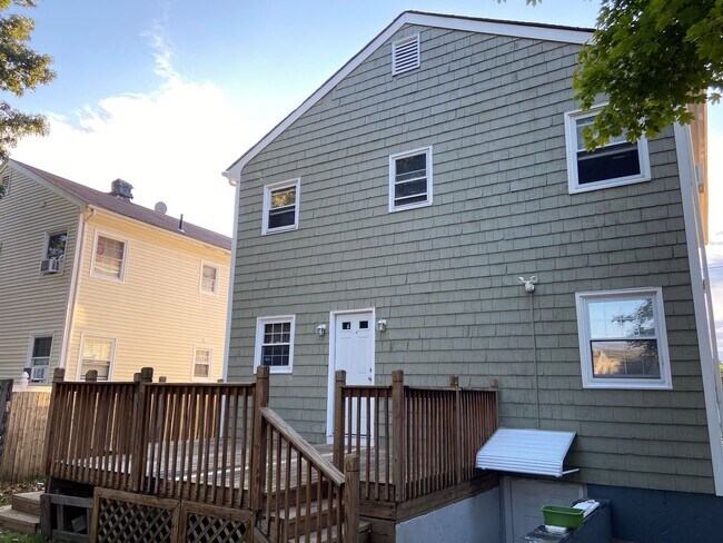 Primary Photo - 65 Hawkins St