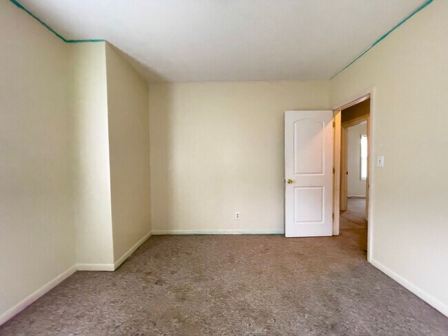 Building Photo - 525 W 8th St