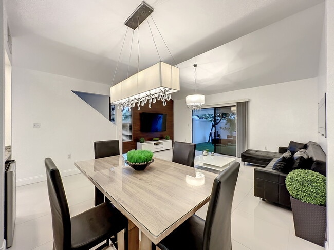 Building Photo - Ernst Court, Orlando, FL 32819 - 2 BR 2.5 ...