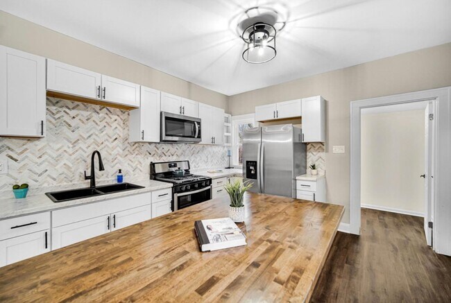 Building Photo - Large Home Totally Remodeled