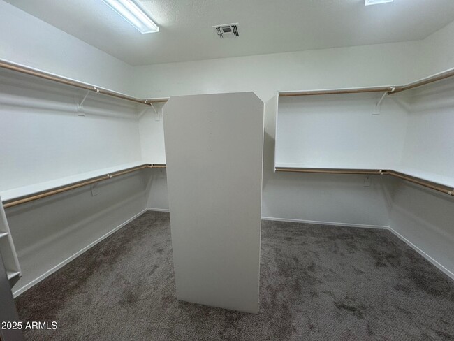 Building Photo - 1359 E Parkview Dr