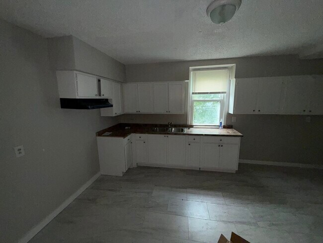Building Photo - 1057 College St